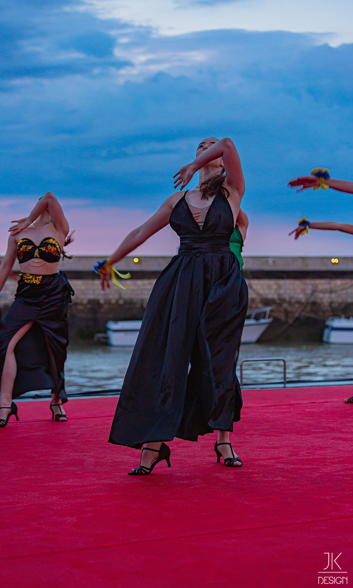 Photos du tournage du Défilé de mode FASHION NIGHT COUTURE sur l’ile de Ré avec les danseuses de Co-AinsiDanse Périgny.
